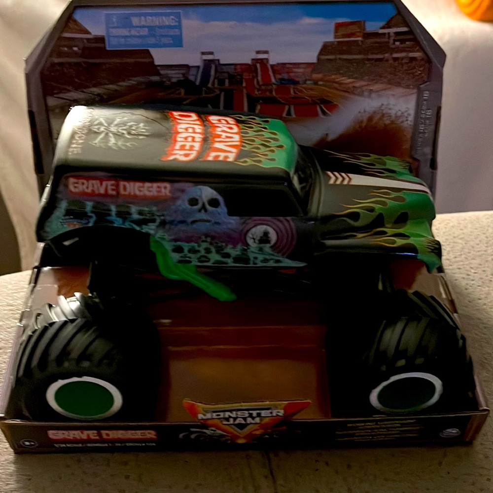 Monster Jam Grave Digger by Spin Master 1:24 scale made by Spin Master